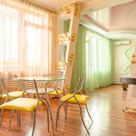 Big Studio Apartment Near River Mall Kiev Exterior foto